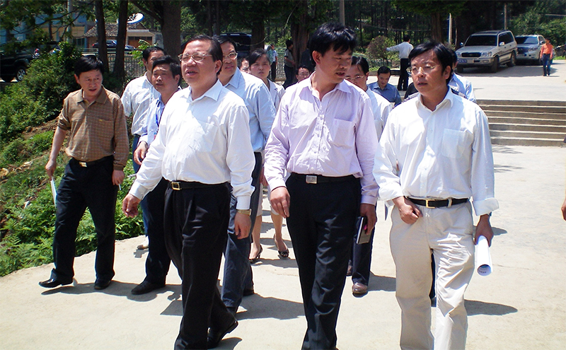 原省委常委、副省長(zhǎng)秦如培（前排左一)、省政協(xié)副主席孔令中(前排右一)在縣領(lǐng)導(dǎo)的陪同下,來我校視察工作
