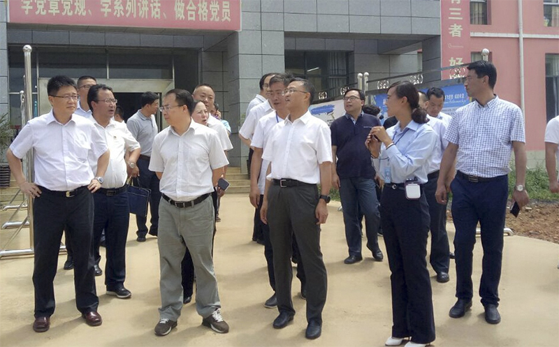 貴 州 省 人 大 常 委 會 副 主 任 、 秘 書 長 陳鳴明（前排中），赫章縣委副書記、縣長胡海 （前排左二），副縣長唐瑜等領(lǐng)導到我校調(diào)研。